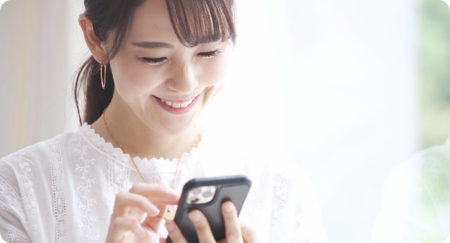 スマホを操作している様子