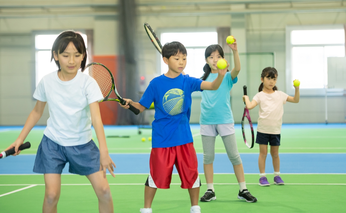 子どもたちがテニスをしている様子