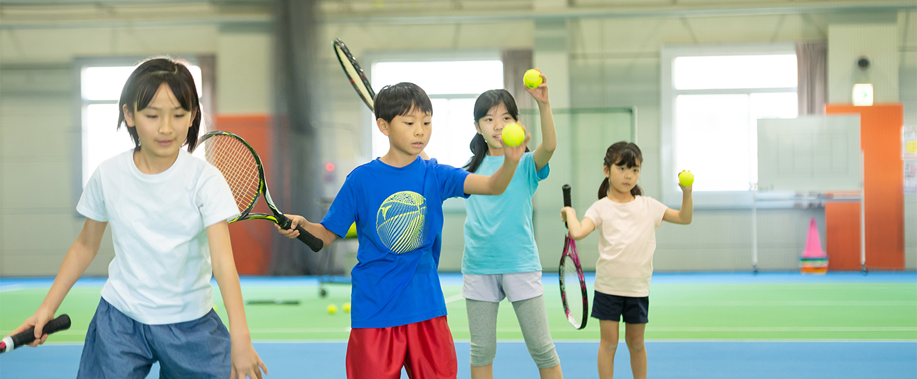 子どもたちがテニスをしている様子